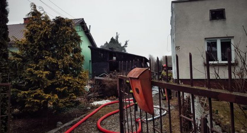 Krogulcza Mokra. Było niebezpiecznie! Ogień mógł rozprzestrzenić się także na sąsiedni budynek!