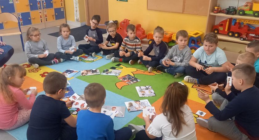 Mirów. Idą śladami dorosłych