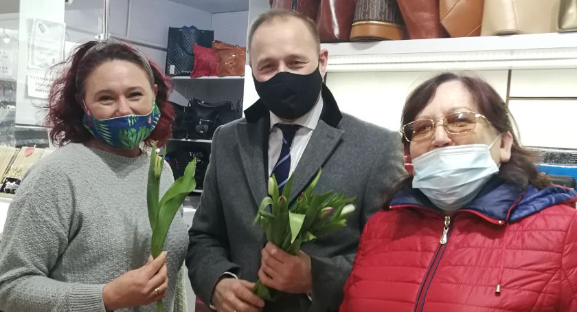 Burmistrz Artur Ludew rozdawał je mieszkankom