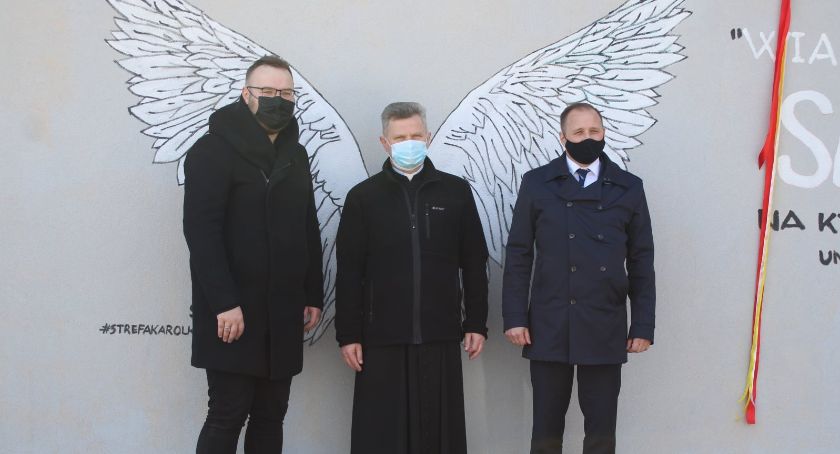Szydłowiecki mural ze skrzydłami, czyli 16. rocznica śmierci naszego Rodaka Jana Pawła II