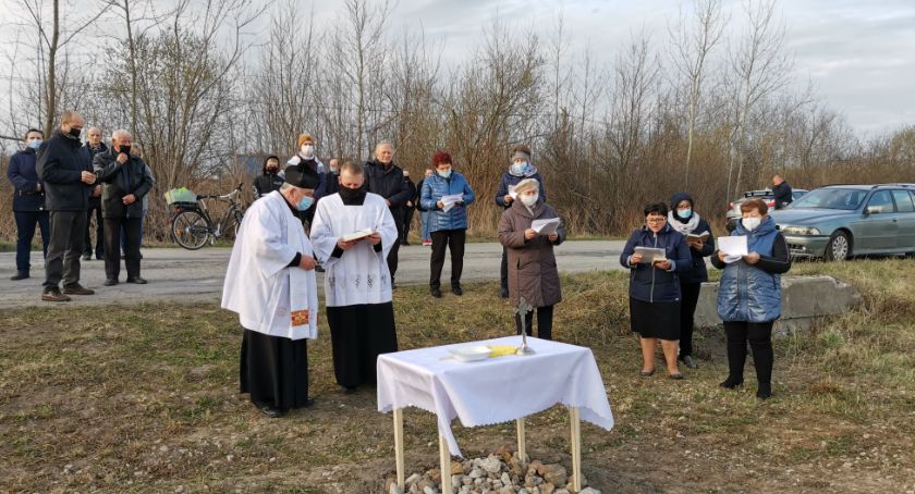 Jastrząb. Znak Wiary stanął na granicy dwóch parafii