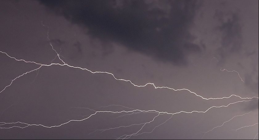 Pilne! Burze z gradem nadciągają nad powiat szydłowiecki