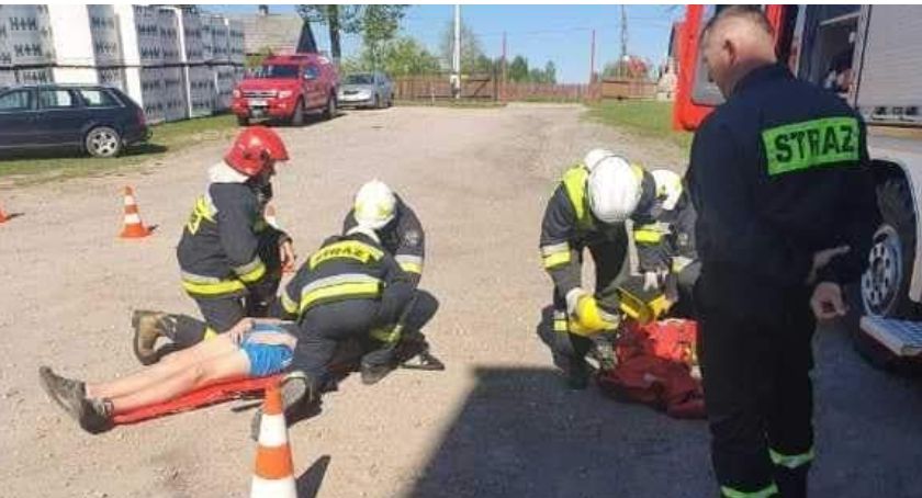 Majdów. Osobówką uderzył w ścianę i...