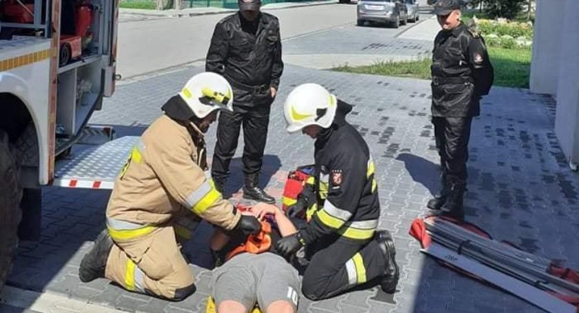 Pomogli rannemu kierowcy. Strażacka bojowa gotowość