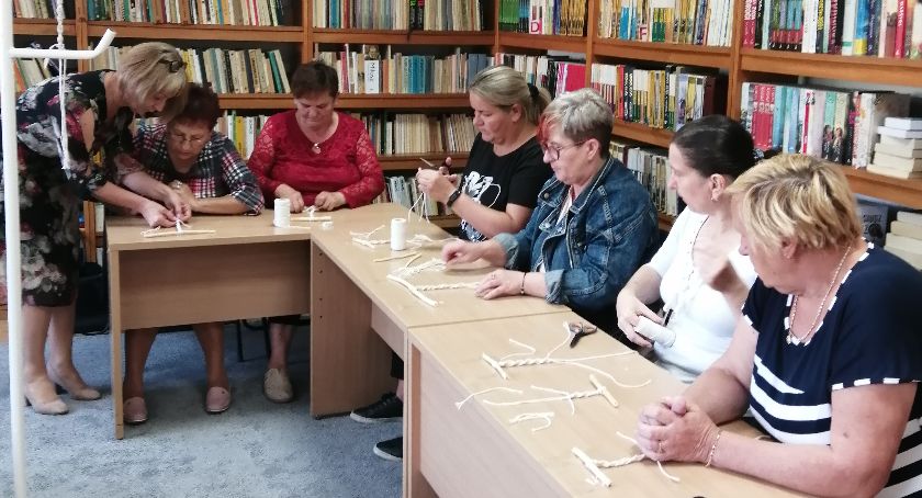 Mirów. Na warsztatach uczyły się pleść!