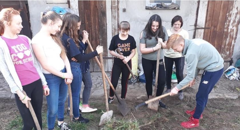 Jastrząb. Sprzatają, zamiatają, jednym słowem pomagają!