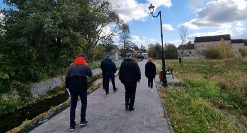 Oświetlenie wzdłuż Korzeniówki już jest!