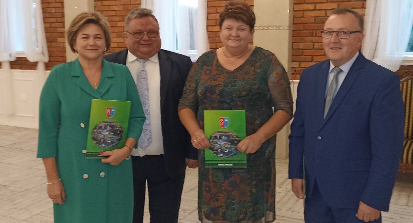 Dyrektorzy i nauczyciele z gminy Mirów nagrodzeni