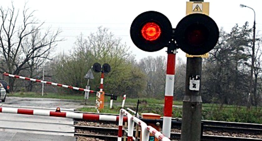 Wieczorna szarża seniora na kolejowe szlabany...
