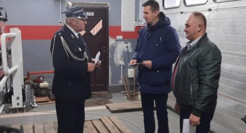 Komendant powiatowej straży pożarnej w Szydłowcu odwiedził druhów z OSP