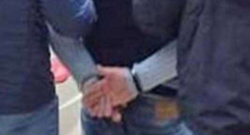Zasnął w bramie, obudzili go policjanci