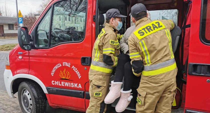 Strażacy z Chlewisk pomagają w transporcie