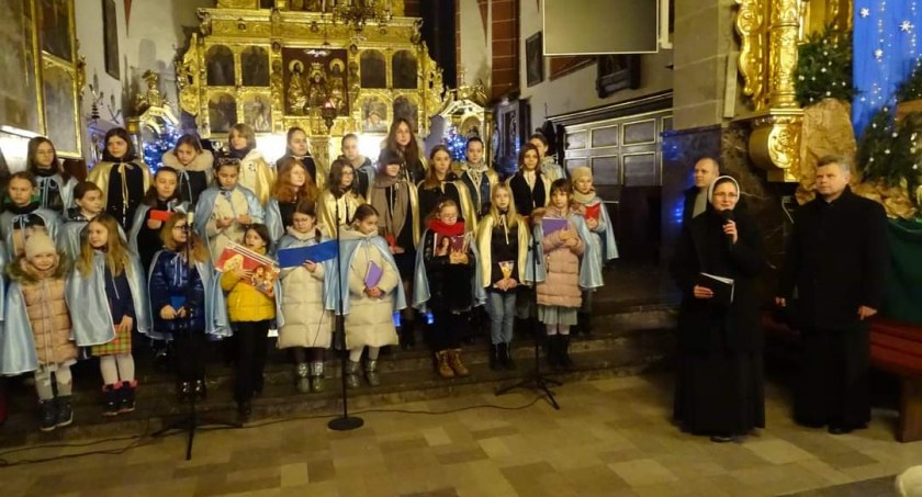 Dziewczęta z parafialnej scholi dały piękny koncert