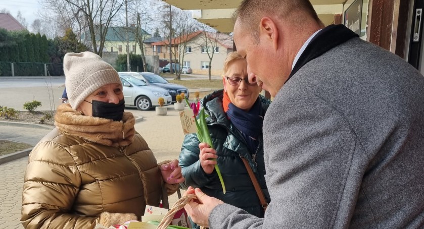 Burmistrz Szydłowca rozdawał je kobietom. Panie były zachwycone!