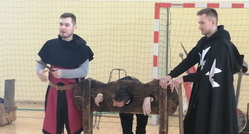 W Mirowie zakuwali w dyby i pojedynkowali się
