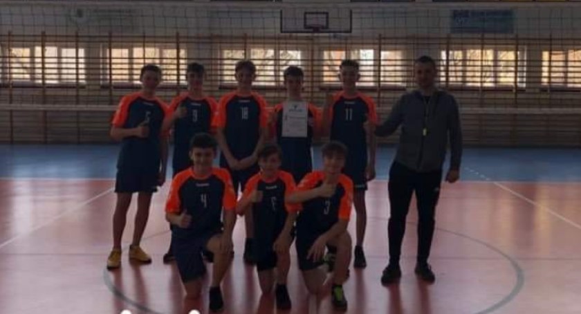 Zwycięzcy powiatowych zawodów w piłce siatkowej