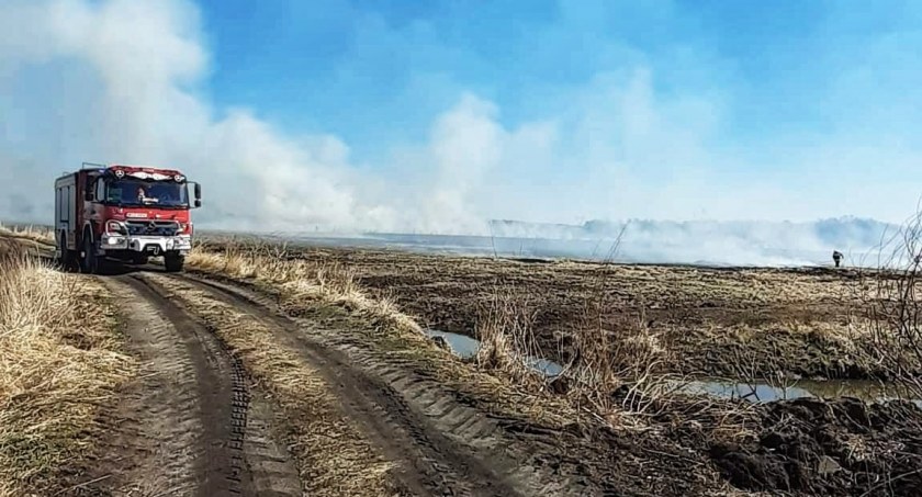 Strażacy najpierw chwycili za łopaty a później za gaśnice!