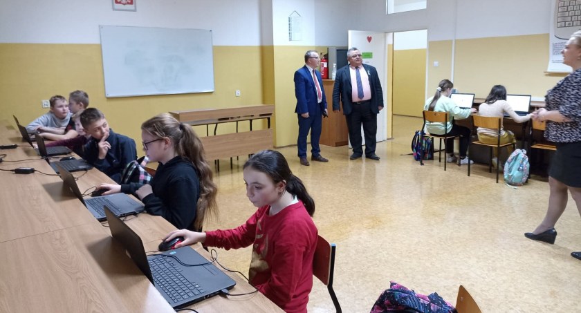Nowoczesny sprzęt w szkole w Mirowie. Z czego mogą korzystać uczniowie?