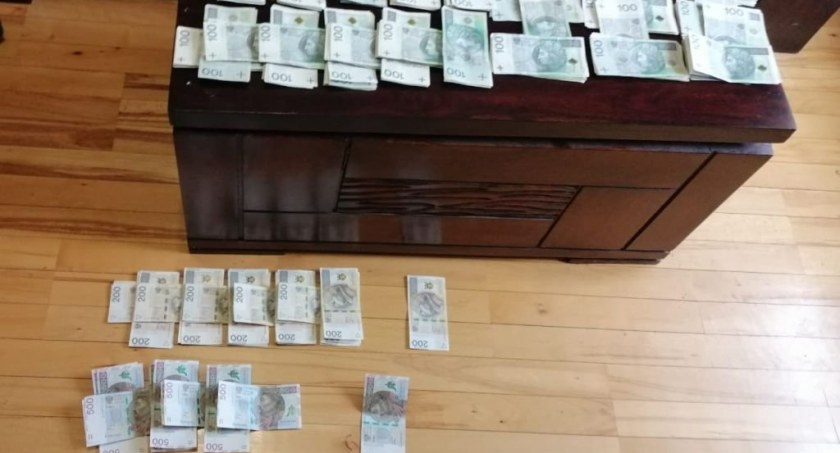 Mieszkaniec powiatu szydłowieckiego w rękach policjantów. Kwota robi wrażenie