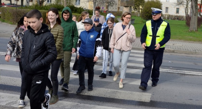 Szydłowieccy policjanci przeprowadzili ich przez przejście dla pieszych