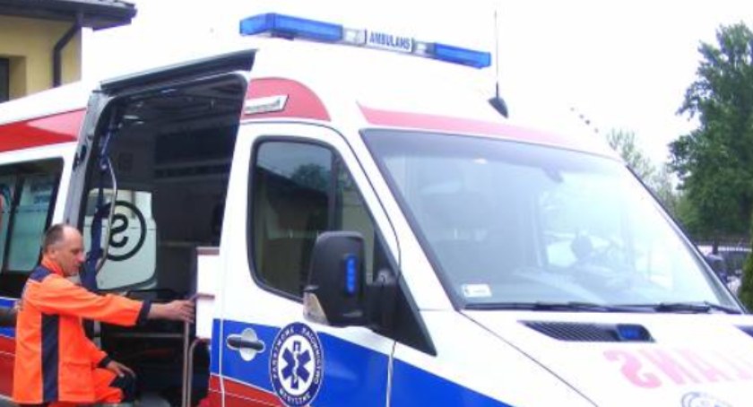 Szydłowieccy strażacy pomagali pracownikom pogotowia dostać się do mieszkania. Co stało się na ul. Wąskiej?