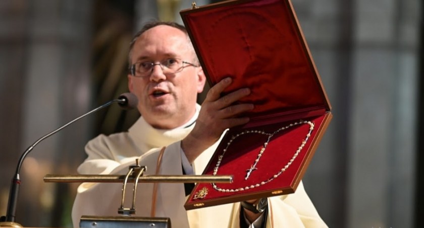 Parafia w Jastrzębiu otrzymała perłowy różaniec od papieża