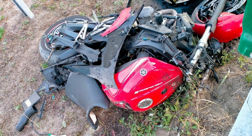 Na krajowej siódemce motocyklista stracił panowanie nad pojazdem...