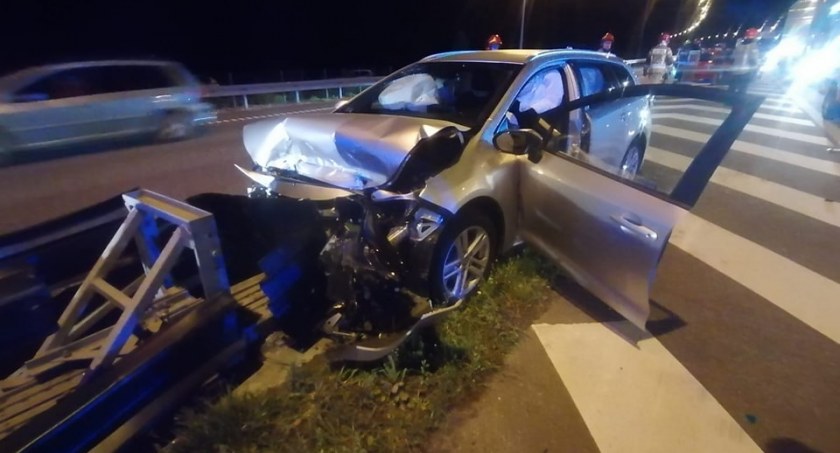 W Młodocinie samochód uderzył w barierę ochronną! Kto ucierpiał?
