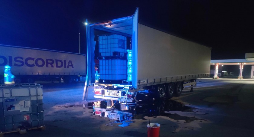 Wyciek oleju w Dobrucie. Na miejscu strażacy i policja