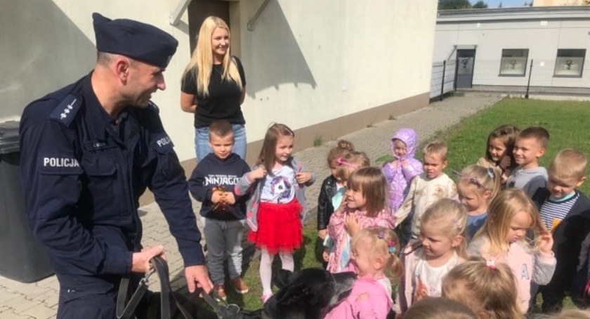 Szydłowieccy policjanci odwiedzają przedszkolaków i uczniów