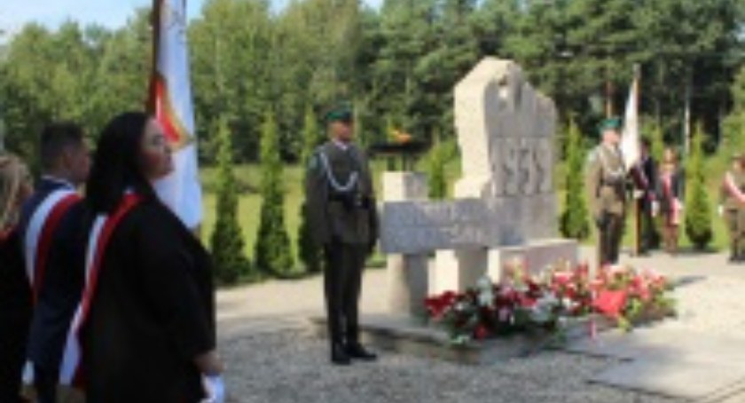 Odsłonięcie Krzyża Żołnierzy Wyklętych w Baraku