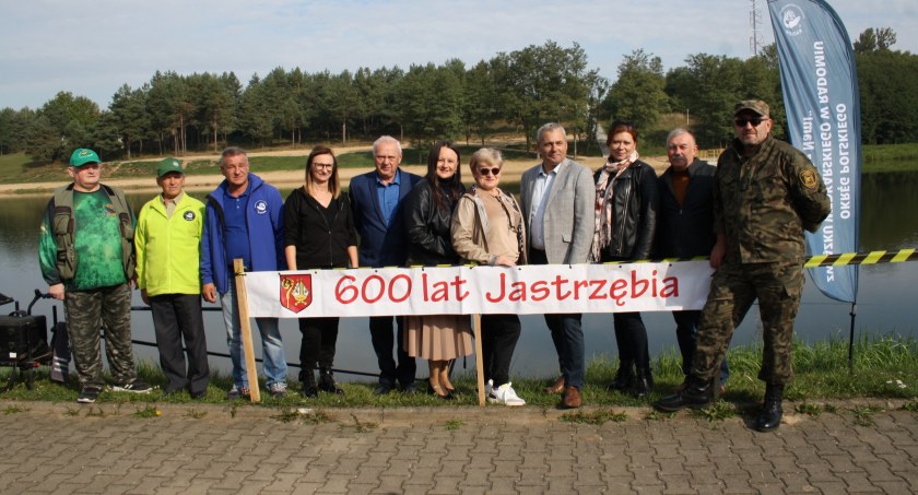 Zawody wędkarskie i zarybienie zbiornika w Jastrzębiu