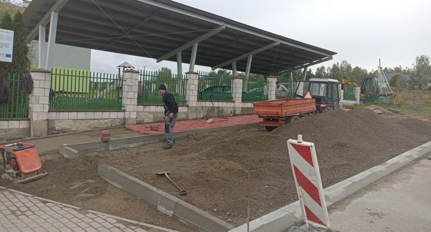 Parking przed szkołą w Zbijowie
