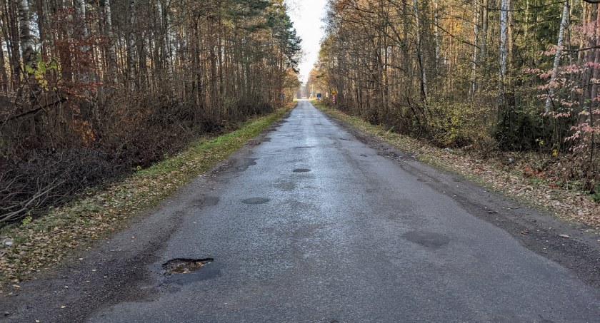 Mieszkańcy proszą o załatanie dziur na drodze Kierz Niedźwiedzi - Sadek