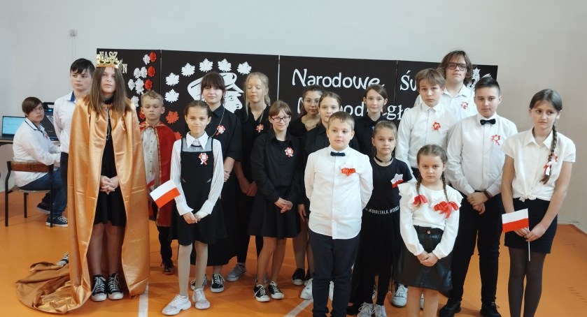 Uczniowie z Cukrówki odwiedzili miejsca pamięci narodowej