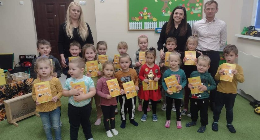 Pszczelarz odwiedził przedszkolaków z Orońska
