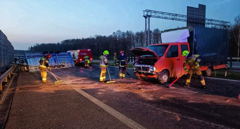 Na krajowej siódemce bus zderzył sie z ciężarówką