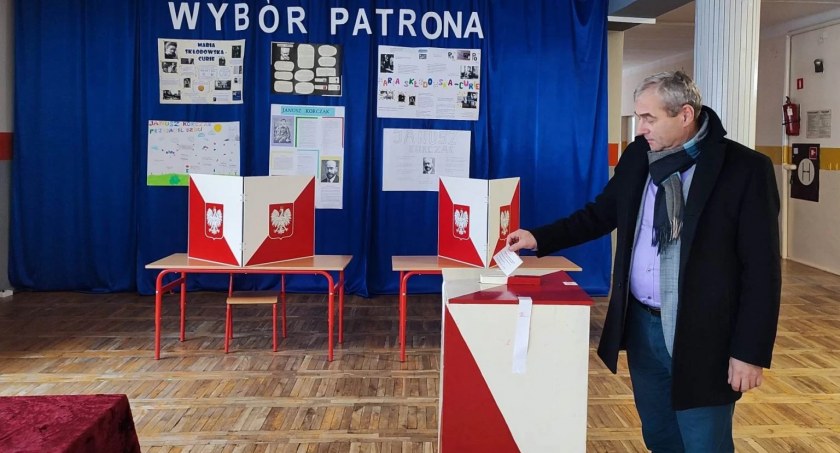 Kto został patronem szkoły w Gąsawach Rządowych?