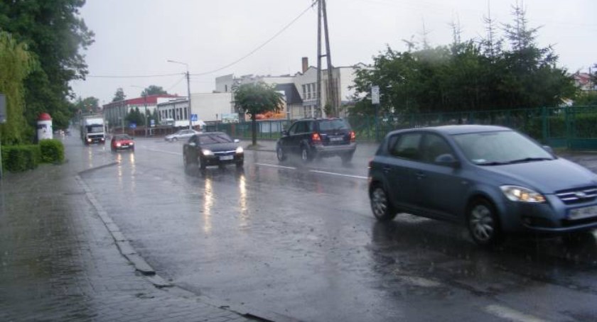 Ulewny deszcz i śliskie nawierzchnie w powiecie szydłowieckim!