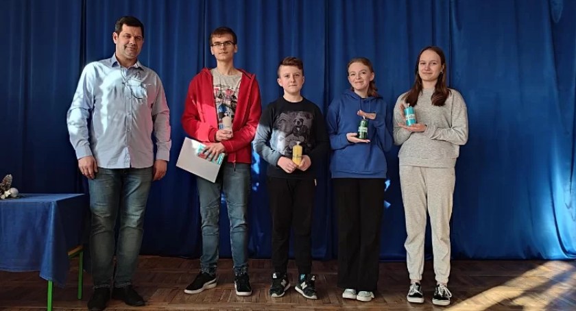 Martyna, Łucja, Kacper i Oliwier z Gąsaw Rządowych pomagają sąsiadom