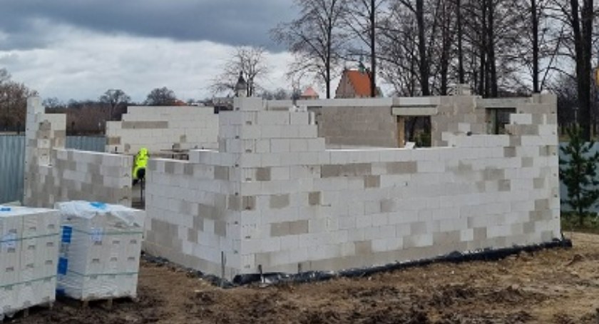 W Szydłowcu nad zalewem powstaje budynek socjalny