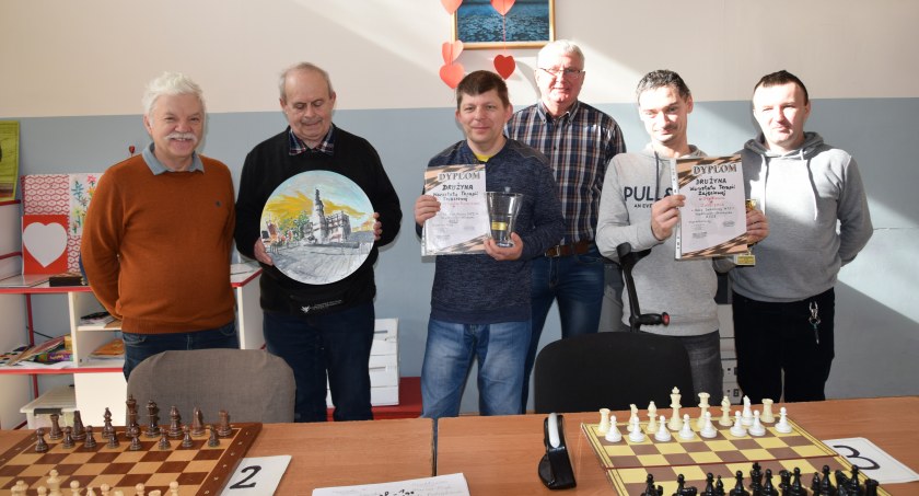 Szachy i puzzle w Warsztatatch Terapii Zajęciowej