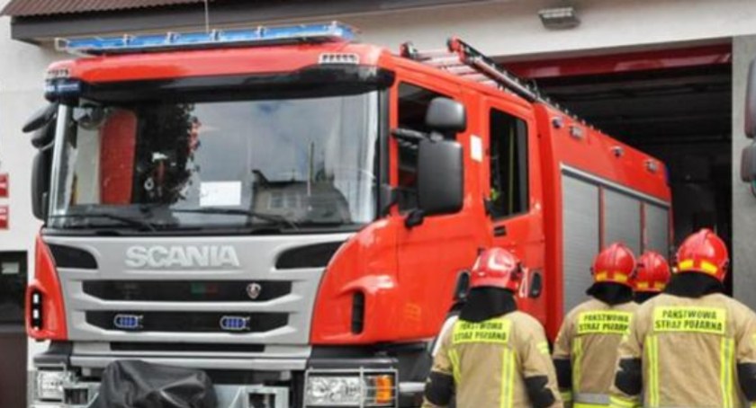 Drzewa na drogach, pożar sadzy i karetka w grzęzawisku