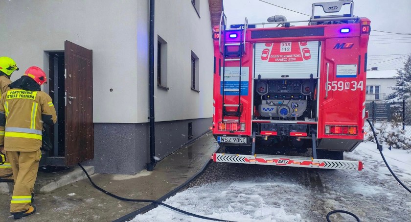 Przewód kominowy w ogniu. Strażacy z Orońska i Szydłowca w akcji