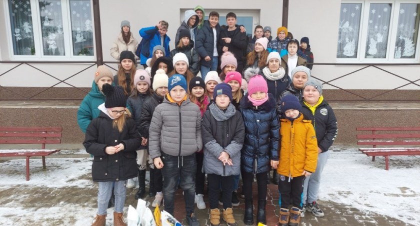 Uczniowie  z Wałsnowa zbierali karmę dla zwierząt