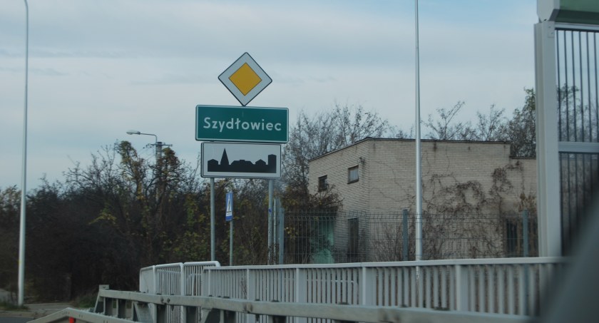 Potrzebne przejście dla pieszych na zjeździe z ul. Jastrzębskiej w Reymonta w Szydłowcu