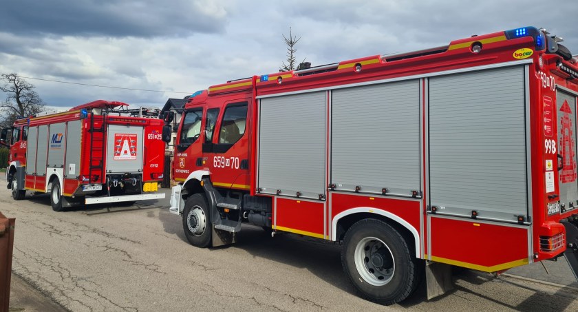 Pożar traw, sadzy i ulatniający się gaz