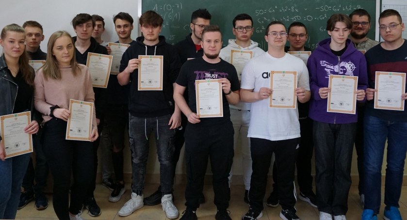 Uczniowie  z ZS im. KOP w Szydłowcu z certyfikatami