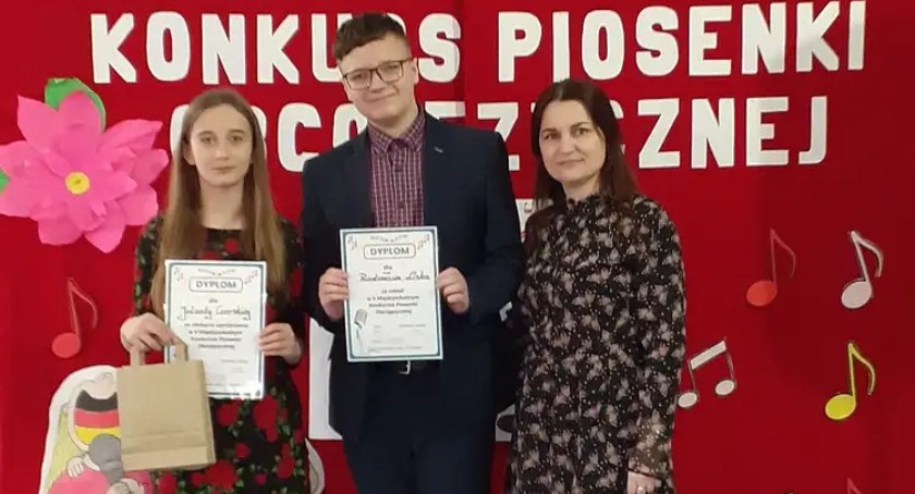 Jolanta Czerska z klasy 7b zasługuje na uznanie na V Międzyszkolnym Konkursie Piosenki Obcojęzycznej
