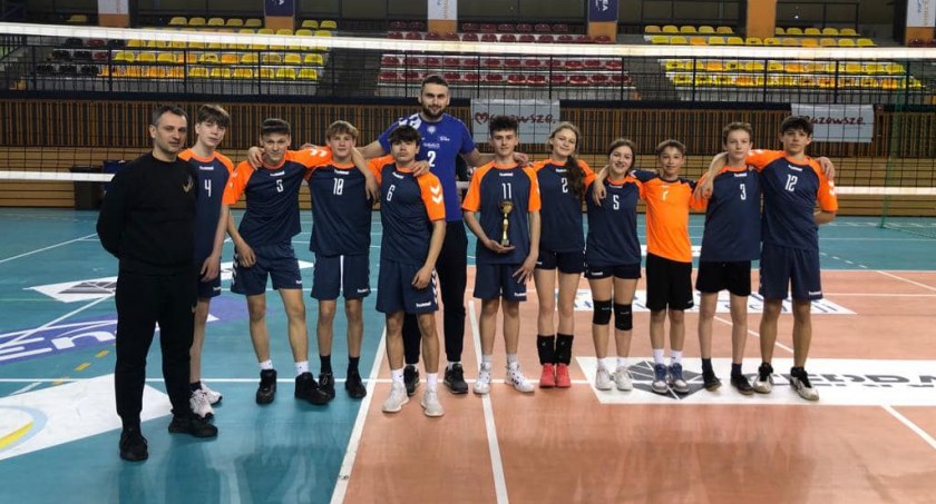 Młodzi siatkarze z PSP 2 w Szydłowcu na radomskim turnieju
